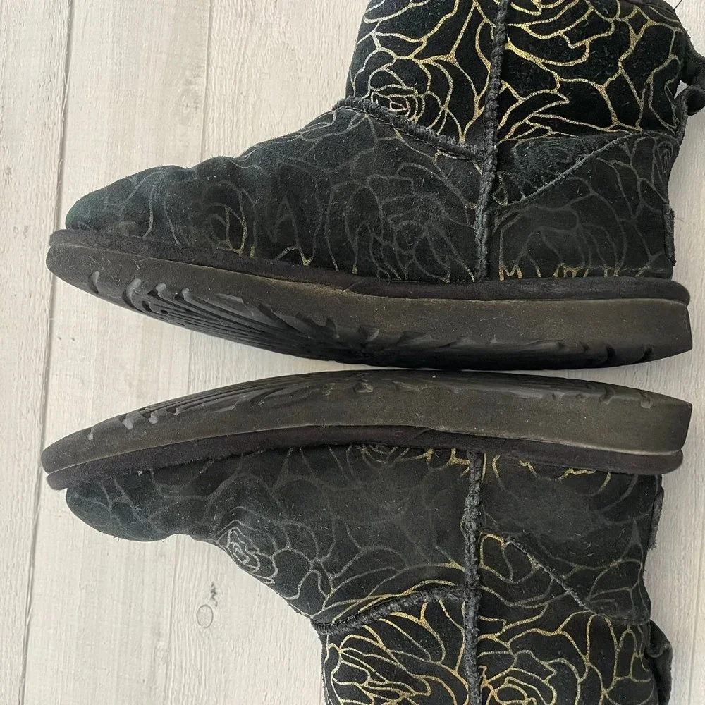 Ugg boots black with gold roses‎ size 5
